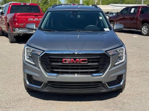 Used 2024 GMC Terrain SLE w/ Driver Convenience Package image 2