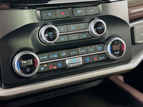 Used 2024 Ford Expedition Limited image 24