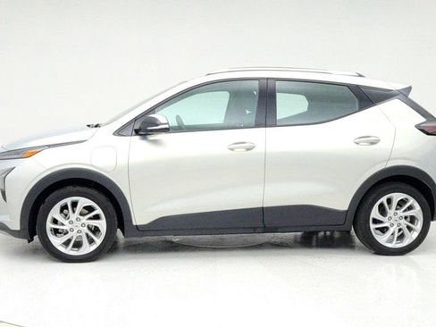 Used 2023 Chevrolet Bolt EUV LT w/ Comfort Package image 8