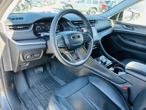 Used 2023 Jeep Grand Cherokee L Limited w/ Black Appearance Package image 16