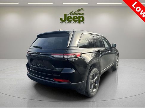 Used 2025 Jeep Grand Cherokee Altitude image 5