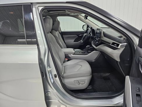 Used 2020 Toyota Highlander XLE AWD/4WD image 21