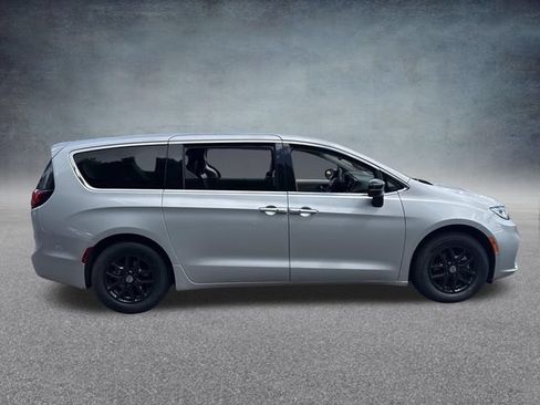 Used 2024 Chrysler Pacifica Touring-L FWD image 5