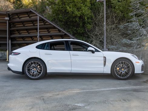 Certified 2023 Porsche Panamera Platinum Edition image 12