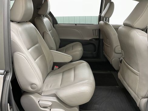Used 2019 Toyota Sienna XLE image 44