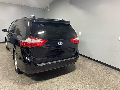 Used 2017 Toyota Sienna LE image 4