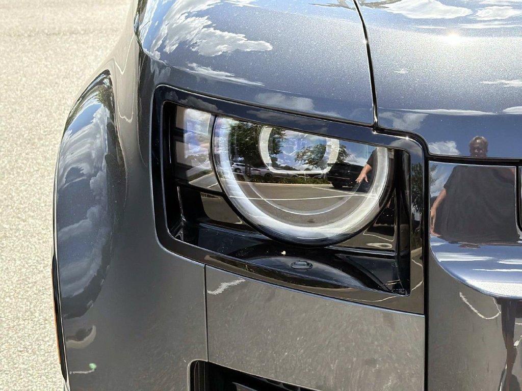 New 2026 Land Rover Defender 110 X-Dynamic SE AWD/4WD image 9