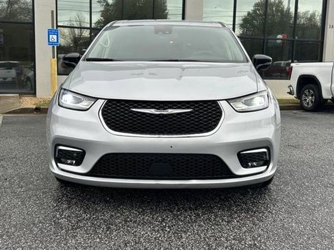 Used 2024 Chrysler Pacifica Touring-L image 2