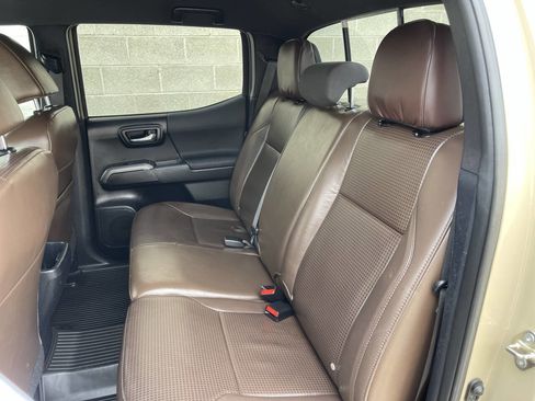 Used 2018 Toyota Tacoma TRD Sport w/ Technology Package AWD/4WD image 18
