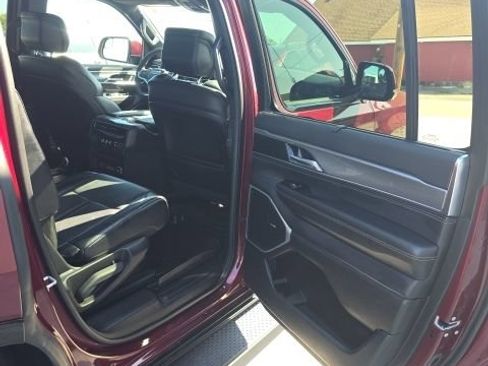 Used 2022 Jeep Wagoneer Series II AWD/4WD image 24