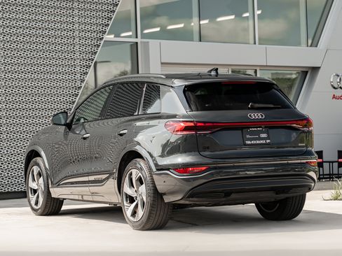 Used 2025 Audi Q6 e-tron Premium Plus w/ Premium Plus AWD/4WD image 5
