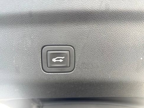 Used 2025 GMC Yukon XL AT4 w/ AT4 Premium Package AWD/4WD image 13