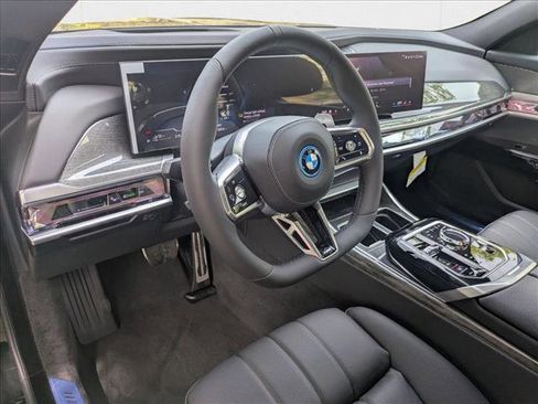 New 2026 BMW 750e xDrive image 3