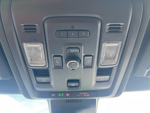 Used 2023 GMC Yukon XL SLT w/ SLT Premium Package AWD/4WD image 17