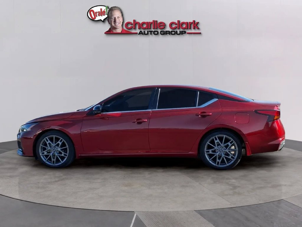 Used 2024 Nissan Altima 2.0 SR FWD image 2