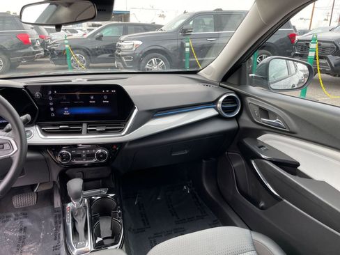 Used 2025 Chevrolet Trax LT w/ LT Convenience Package image 35