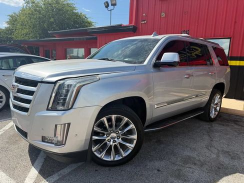 Used 2019 Cadillac Escalade Luxury RWD image 2