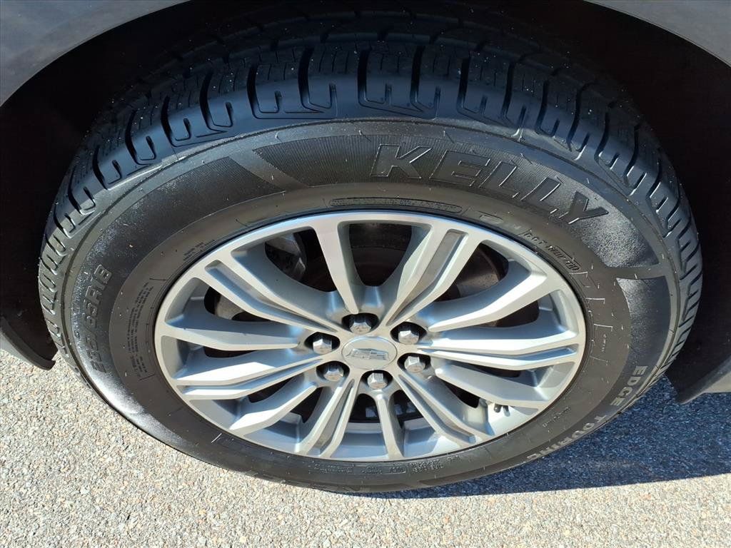 Used 2017 Cadillac XT5 Luxury w/ Driver Awareness Package AWD/4WD image 4