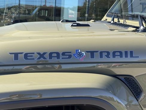 Used 2025 Jeep Gladiator Sport image 10