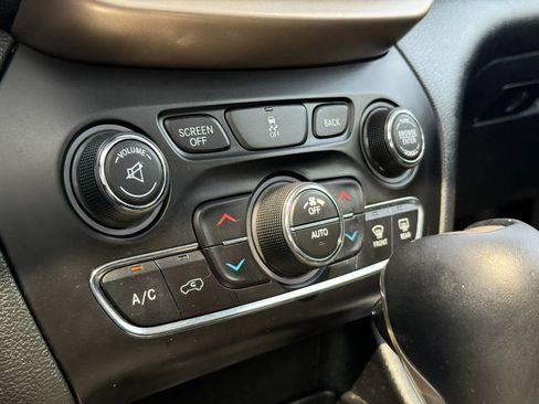 Used 2015 Jeep Cherokee Limited AWD/4WD image 32