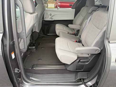 Used 2025 Toyota Sienna LE image 6