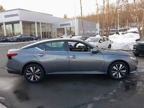 Used 2021 Nissan Altima 2.5 SV w/ SV Premium Package image 8