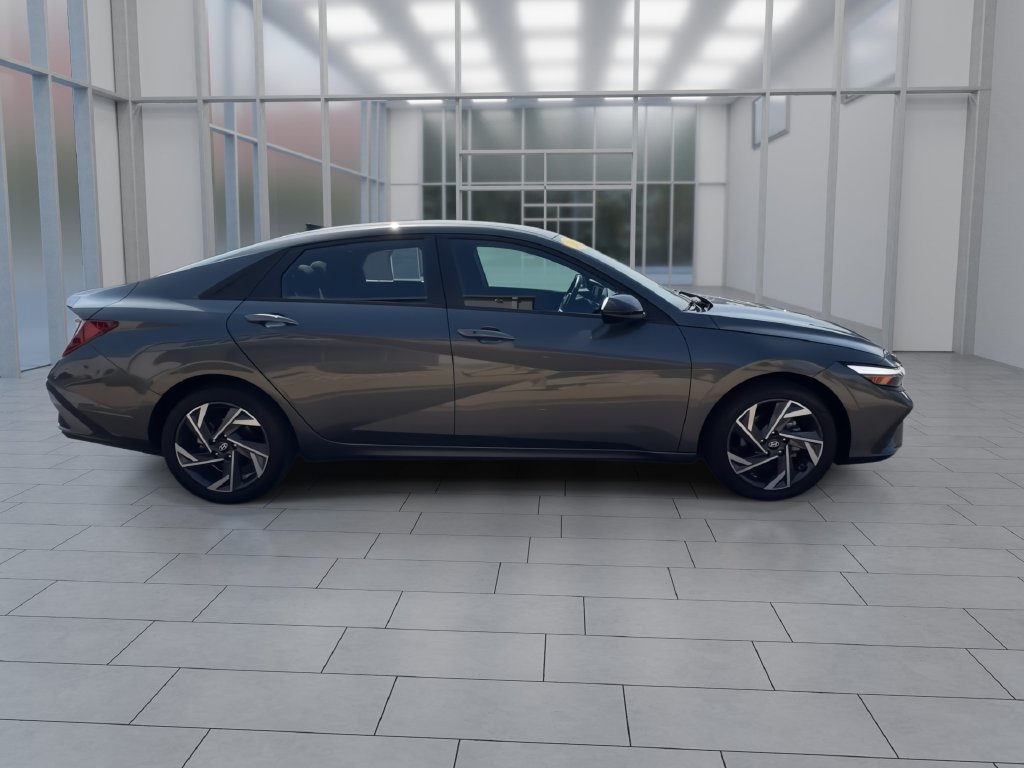 Used 2025 Hyundai Elantra Sport FWD image 9