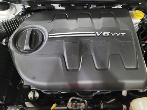 Used 2019 Jeep Cherokee Latitude Plus w/ Comfort/Convenience Group image 30