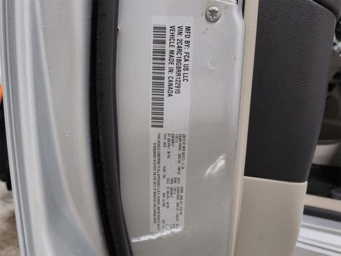 Certified 2024 Chrysler Pacifica Touring-L image 35