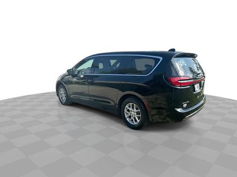 Used 2024 Chrysler Pacifica Touring-L FWD image 7