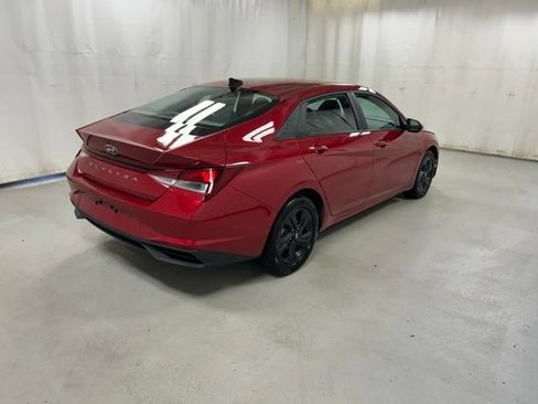 Used 2023 Hyundai Elantra SEL w/ Preferred Accessory Package FWD image 4