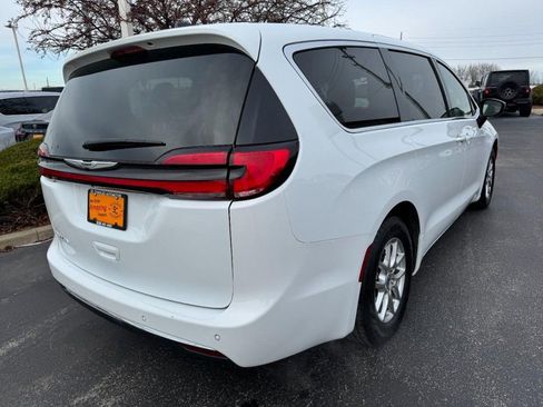Used 2024 Chrysler Pacifica Touring-L FWD image 3