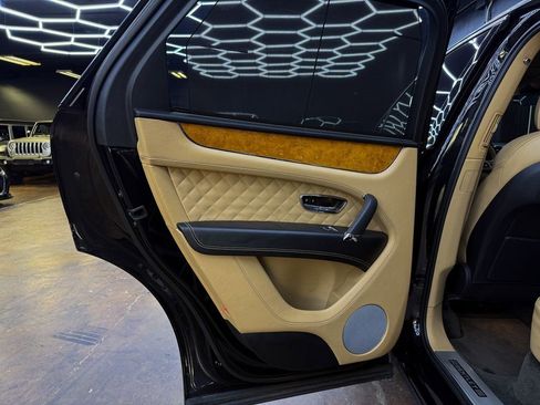 Used 2017 Bentley Bentayga image 17