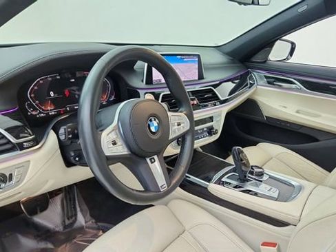 Used 2022 BMW 740i w/ M Sport Package image 18