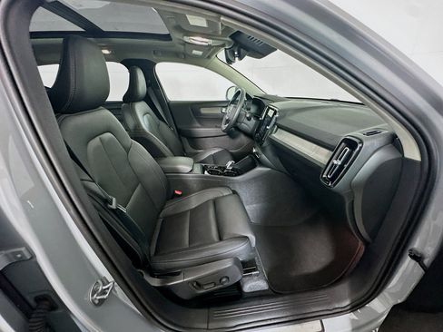 Used 2025 Volvo XC40 B5 Plus image 34