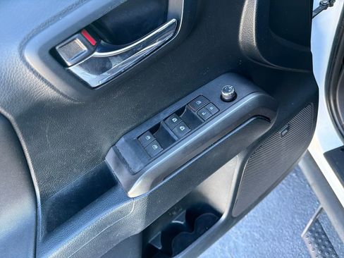 Used 2016 Toyota Tacoma SR5 image 13