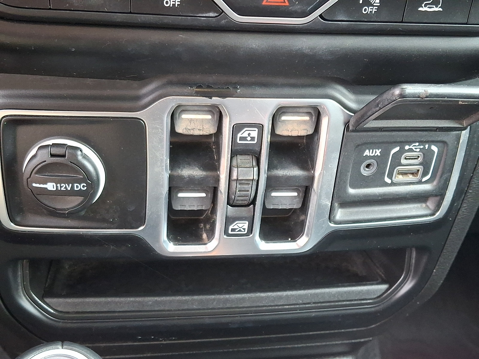 Used 2023 Jeep Wrangler Unlimited Sahara w/ Cold Weather Group AWD/4WD image 23