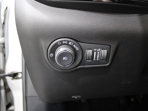 Used 2025 Jeep Compass Latitude w/ Sun & Sound Group image 9