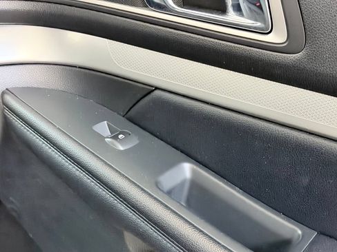 Used 2017 Ford Explorer XLT w/ Equipment Group 202A FWD image 38