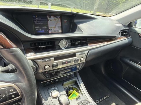 Used 2016 Lexus ES 350 w/ Luxury Package w/Wood Trim FWD image 29
