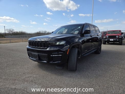 Used 2024 Jeep Grand Cherokee L Limited w/ Black Appearance Package image 3