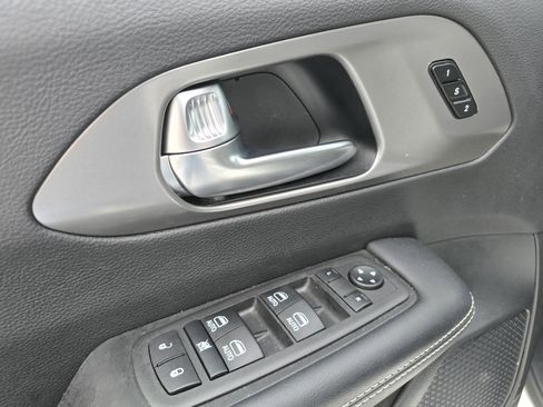 Used 2025 Chrysler Pacifica Select image 20