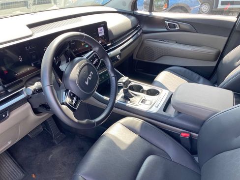 Used 2026 Kia Carnival FWD image 2