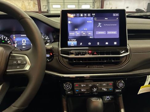 New 2025 Jeep Compass Latitude w/ Sun & Sound Group AWD/4WD image 18