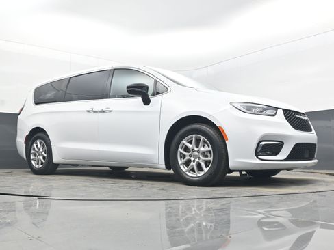 Used 2025 Chrysler Pacifica Select image 18