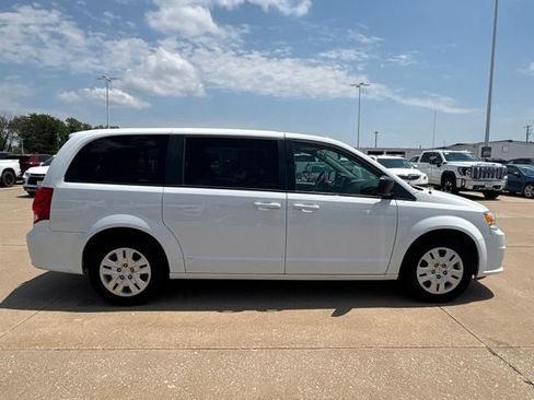 Used 2018 Dodge Grand Caravan SE FWD image 2