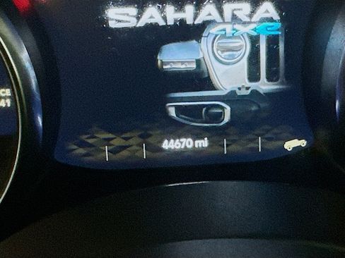 Used 2023 Jeep Wrangler Sahara w/ Cold Weather Group AWD/4WD image 18