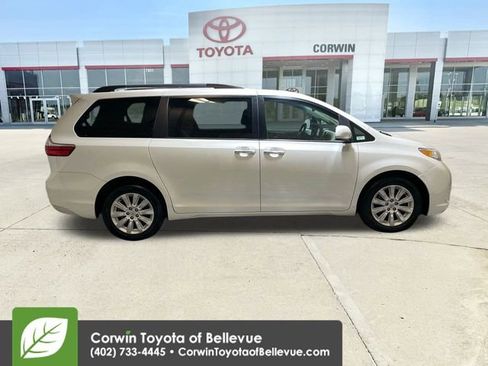 Used 2015 Toyota Sienna XLE image 9