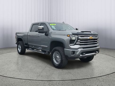 Used 2025 Chevrolet Silverado 2500 High Country w/ Technology Package image 2