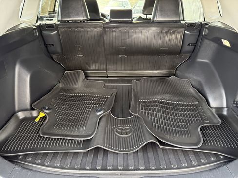 Used 2022 Toyota RAV4 XLE Premium image 18